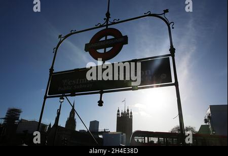 Une silhouette du Parlement et de la station de métro Westminster à Londres.Photo datée du mardi 22 janvier 2019. Banque D'Images