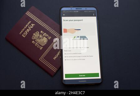 Le règlement du Brexit est affiché sur une application pour smartphone à côté d'un passeport espagnol, car le gouvernement a lancé un système d'enregistrement post-Brexit pour que des millions de citoyens de l'UE puissent demander le statut de pays stable au Royaume-Uni.Photo datée du mercredi 23 janvier 2019.Crédit photo devrait se lire: Isabel Infantes / EMPICS Entertainment. Banque D'Images