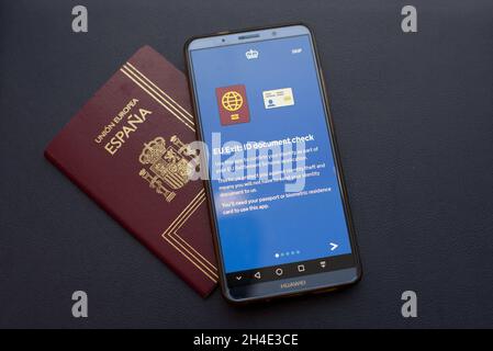 Le règlement du Brexit est affiché sur une application pour smartphone à côté d'un passeport espagnol, car le gouvernement a lancé un système d'enregistrement post-Brexit pour que des millions de citoyens de l'UE puissent demander le statut de pays stable au Royaume-Uni.Photo datée du mercredi 23 janvier 2019.Crédit photo devrait se lire: Isabel Infantes / EMPICS Entertainment. Banque D'Images