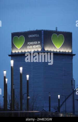 Une vue générale de la tour Grenfell éclairée à la nuit hôtel vu de Westfield Londres.Photo datée du jeudi 31 janvier 2019.Crédit photo devrait se lire: Isabel Infantes / EMPICS Entertainment. Banque D'Images