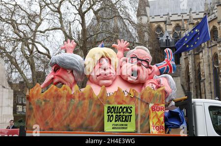 Les effigies de la première ministre Theresa May, de l'ancien secrétaire aux Affaires étrangères Boris Johnson, du secrétaire à l'Environnement Michael Gove et de l'ancien secrétaire au Brexit David Davis, sont passées devant les chambres du Parlement de Londres.Photo datée du mercredi 27 mars 2019.Crédit photo devrait se lire: Isabel Infantes / EMPICS Entertainment. Banque D'Images