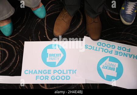 Les panneaux du Parti du Brexit sont affichés lors d'un rassemblement au stade John Smith, Stadium Way, Huddersfield, West Yorkshire, lors des élections européennes.Photo datée du lundi 13 mai 2019.Crédit photo devrait se lire: Isabel Infantes / EMPICS Entertainment. Banque D'Images