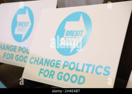 Les panneaux du Parti du Brexit sont affichés lors d'un rassemblement au stade John Smith, Stadium Way, Huddersfield, West Yorkshire, lors des élections européennes.Photo datée du lundi 13 mai 2019.Crédit photo devrait se lire: Isabel Infantes / EMPICS Entertainment. Banque D'Images