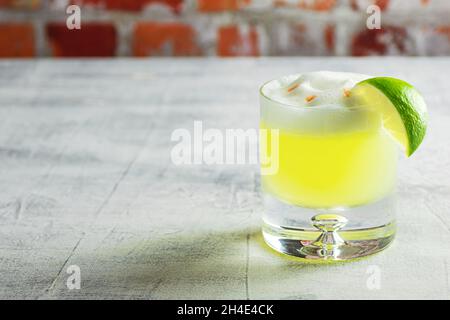 Cocktail Pisco sour avec mousse blanche de citron vert et d'œuf sur le dessus du bar Banque D'Images