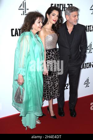 Baria Alamuddin, Amal Clooney et George Clooney assistent à la première de Catch 22 au Royaume-Uni à vue Westfield, Londres Banque D'Images