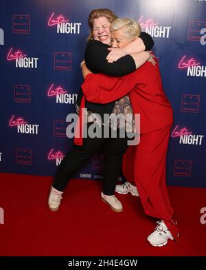 (De gauche à droite) Katy Brand et Dame Emma Thompson assistent à la projection de GALA DE FIN DE SOIRÉE à Picture House Central, Londres.Photo datée du lundi 20 mai 2019.Crédit photo devrait se lire: Isabel Infantes / EMPICS Entertainment. Banque D'Images