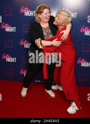 (De gauche à droite) Katy Brand et Dame Emma Thompson assistent à la projection de GALA DE FIN DE SOIRÉE à Picture House Central, Londres.Photo datée du lundi 20 mai 2019.Crédit photo devrait se lire: Isabel Infantes / EMPICS Entertainment. Banque D'Images