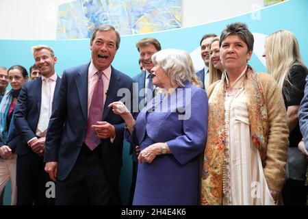 Nigel Farage, chef du Parti du Brexit, et Ann Widdecombe (au centre) lors d’une conférence de presse post-électorale à Carlton House Terrace à Londres Banque D'Images