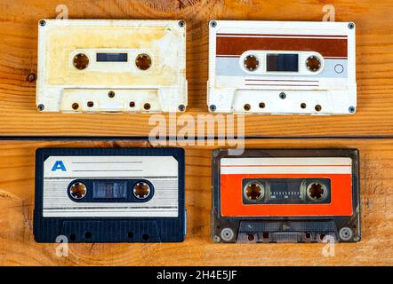 Quatre cassettes audio anciennes sur un plan en bois gros plan Banque D'Images