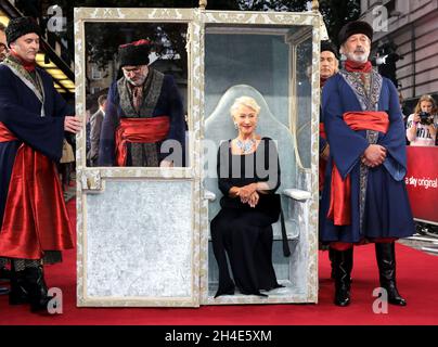 Dame Helen Mirren arrive par une chaise berline à la Catherine la Grande première qui s'est tenue au Curzon Theatre, Londres, le mercredi 25 septembre 2019.Crédit photo devrait se lire: Isabel Infantes / EMPICS Entertainment. Banque D'Images