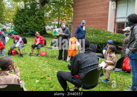 Detroit, Michigan - Un bibliothécaire lit une histoire aux enfants à Alger dans l'Alley, un festival d'Halloween de quartier entre le théâtre Alger et un Det Banque D'Images