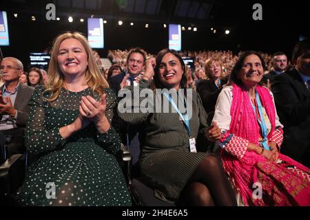 (À gauche) Laura Javid, épouse de la chancelière de l'Échiquier Sajid Javid, et sa mère Zubaid Javid (à droite) lors de son discours le deuxième jour de la Conférence du Parti conservateur qui se tient au Centre des congrès de Manchester.Photo datée du lundi 30 septembre 2019.Crédit photo devrait se lire: Isabel Infantes / EMPICS Entertainment. Banque D'Images