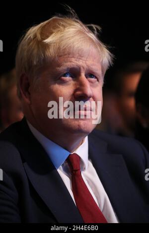 Le Premier ministre Boris Johnson regarde comme chancelier de l’Échiquier Sajid Javid prononce un discours le deuxième jour de la Conférence du Parti conservateur qui se tient au Centre des congrès de Manchester.Photo datée du lundi 30 septembre 2019.Crédit photo devrait se lire: Isabel Infantes / EMPICS Entertainment. Banque D'Images