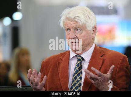 Le père de Boris Johnson, Stanley Johnson, s'adresse aux médias le dernier jour de la Conférence du Parti conservateur pour entrer dans la salle principale du Centre des congrès de Manchester.Photo datée du mercredi 2 octobre 2019.Crédit photo devrait se lire: Isabel Infantes / EMPICS Entertainment. Banque D'Images