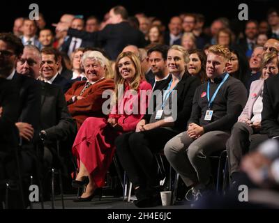 La petite amie de Boris Johnson, Carrie Symonds (au centre), et son père, Stanley Johnson, regardent le Premier ministre prononcer son discours d'ouverture le dernier jour de la Conférence du Parti conservateur qui se tient au Centre des congrès de Manchester.Photo datée du mercredi 2 octobre 2019.Crédit photo devrait se lire: Isabel Infantes / EMPICS Entertainment. Banque D'Images
