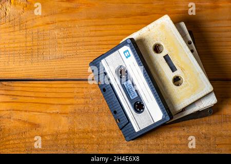 Anciennes cassettes audio sur des planches en bois gros plan Banque D'Images