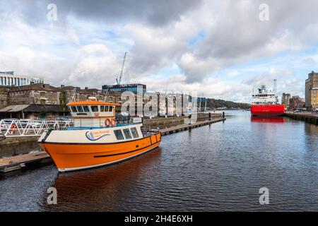 Cork, Irlande.2 novembre 2021.Le navire de ravitaillement en mer KL Barentsfjord repose à Kennedy Quay, Cork entre les mouvements, sous un ciel nuageux, avec le bateau Cork Harbour Cruises.Crédit : AG News/Alay Live News Banque D'Images