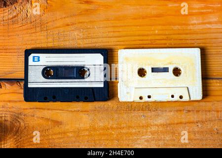 Deux cassettes audio anciennes sur les planches en bois gros plan Banque D'Images
