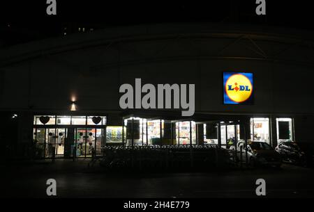 Une vue générale d'un supermarché Lidl a été ouverte le soir à l'extérieur du stade Wembley pendant la crise du coronavirus.Date de la photo: Mercredi 25 mars 2020.Photo credi: Isabel Infantes/Empics Entertainment Banque D'Images