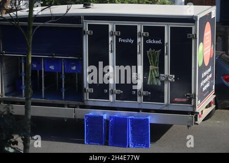 Un minibus de livraison à domicile Tesco à Londres.Date de la photo: Mercredi 25 mars 2020.Photo credi: Isabel Infantes/Empics Entertainment Banque D'Images