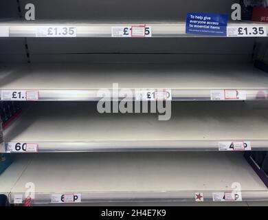 Les tablettes vides sont en rupture de stock sur les paquets de farine dans un magasin Tesco de Londres, alors que le Royaume-Uni continue de se verrouiller pour aider à freiner la propagation du coronavirus.Date de la photo: Mercredi 15 avril 2020. Banque D'Images