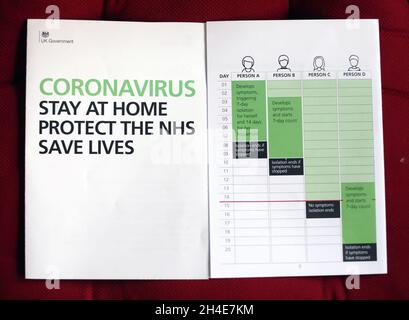 Un livret d'information sur le coronavirus envoyé par le gouvernement britannique à tous les ménages britanniques, alors que le Royaume-Uni continue de se verrouiller pour aider à freiner la propagation du coronavirus.Date de la photo: Mercredi 15 avril 2020. Banque D'Images