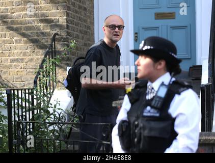 Dominic Cummings, le principal collaborateur du Premier ministre Boris Johnson, quitte sa maison du nord de Londres alors que la rangée au-dessus de son voyage à Durham pendant le confinement se poursuit.Date de la photo: Jeudi 28 mai 2020. Banque D'Images