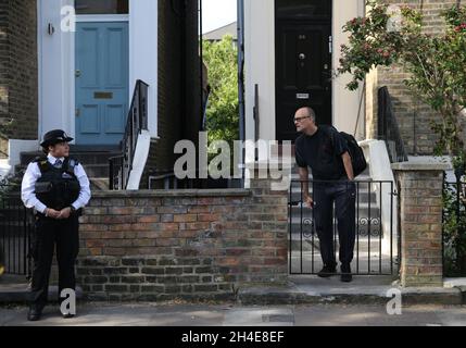 Dominic Cummings, le principal collaborateur du Premier ministre Boris Johnson, quitte sa maison du nord de Londres alors que la rangée au-dessus de son voyage à Durham pendant le confinement se poursuit.Date de la photo: Jeudi 28 mai 2020. Banque D'Images