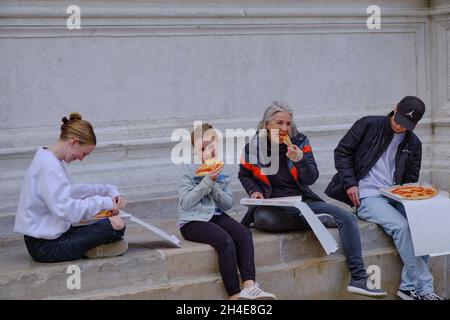 Une famille qui mange de la pizza à l'extérieur à Venise Banque D'Images