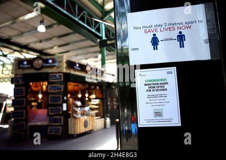 Un panneau indiquant aux gens de se conformer aux directives de distanciation sociale et de rester à deux mètres d'écart affiché au Borough Market à Londres, car les marchés extérieurs sont autorisés à rouvrir dans le cadre d'un assouplissement plus large des restrictions de verrouillage en Angleterre.Date de la photo : lundi 1er juin 2020. Banque D'Images