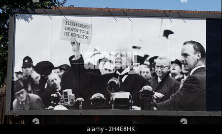 Un panneau d'affichage satirique du groupe de campagne, dirigé par des ânes, montrant le Premier ministre britannique Boris Johnson superposé sur le visage du Premier ministre britannique d'apaisement de la Seconde Guerre mondiale Neville Chamberlain dans le nord de Londres, après l'introduction de mesures visant à faire sortir le pays du confinement.Date de la photo: Lundi 25 mai 2020. Banque D'Images