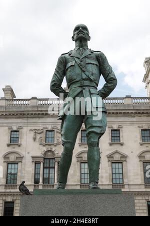 La statue de Jan Christian Smuts sur la place du Parlement, ancien premier ministre de l'Union d'Afrique du Sud.Plusieurs statues ont été énumérées pour être enlevées par Black Lives Matter après que le monument de Bristol à Edward Colston a été renversé et jeté dans le port.Date de la photo: Mardi 9 juin 2020. Banque D'Images