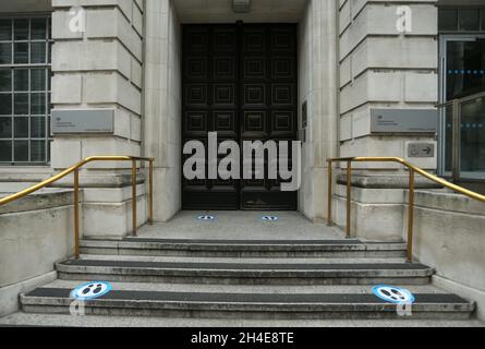 Des autocollants de sol conseillant aux gens de se tenir à distance et de rester à deux mètres de distance sont affichés à l'extérieur du Ministère du Commerce international à Whitehall, Westminster, centre de Londres.Date de la photo: Mercredi 3 juin 2020. Banque D'Images