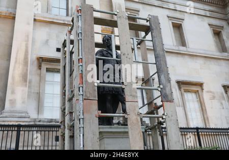 Une statue de James II est montée à bord de Trafalgar Square, à Londres, à la suite d'une série de manifestations Black Lives Matter qui ont eu lieu dans tout le Royaume-Uni pendant le week-end.Les manifestations ont été déclenchées par la mort de George Floyd, qui a été tué le 25 mai alors qu'il était en garde à vue dans la ville américaine de Minneapolis.Date de la photo: Jeudi 11 juin 2020. Banque D'Images