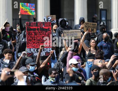 Les manifestants de Black Lives comptent à Trafalgar Square, Londres.Date de la photo: Samedi 13 juin 2020. Banque D'Images