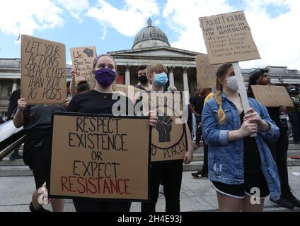 Les manifestants de Black Lives comptent à Trafalgar Square, Londres.Date de la photo: Samedi 13 juin 2020. Banque D'Images