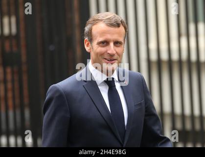 Le président français Emmanuel Macron arrive à Downing Street à Londres lors de sa visite au Royaume-Uni pour souligner le 80e anniversaire de la diffusion en temps de guerre du leader français de la résistance Charles de Gaule.Date de la photo: Jeudi 18 juin 2020. Banque D'Images