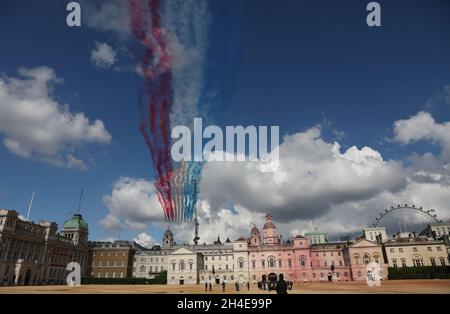 Les flèches rouges et leur équivalent français, la Patrouille de France, survolant la parade des gardes à cheval à Londres pour marquer le 80e anniversaire de la diffusion en temps de guerre du leader français de la résistance Charles de Gaule.Date de la photo: Jeudi 18 juin 2020. Banque D'Images