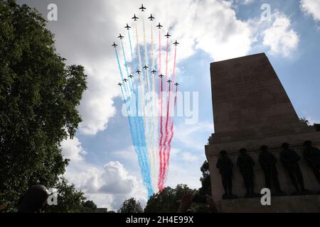 Les flèches rouges et leur équivalent français, la Patrouille de France, survolant le Mémorial des gardes par Horse Guards Parade à Londres pour marquer le 80e anniversaire de la diffusion en temps de guerre du leader français de la résistance Charles de Gaullé.Date de la photo: Jeudi 18 juin 2020. Banque D'Images