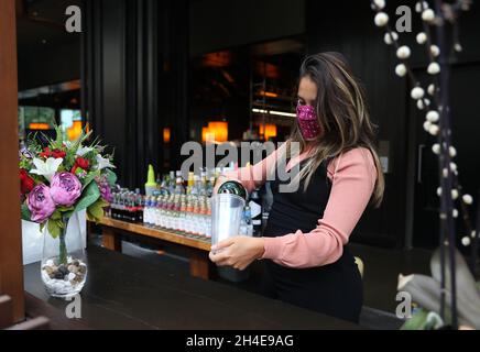 Un barman prépare des cocktails à emporter à Londres, comme le Premier ministre britannique Boris Johnson devrait l'annoncer mardi si le secteur de l'accueil peut rouvrir le 4 juillet.Date de la photo: Samedi 20 juin 2020. Banque D'Images