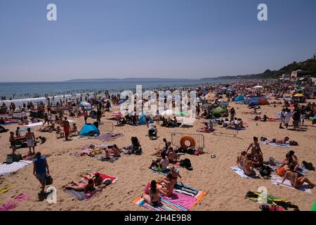 Les gens apprécient le temps chaud à la plage de Bournemouth, Dorset, après que le Royaume-Uni ait officiellement enregistré son jour le plus chaud de l'année jusqu'à présent quand la température a atteint 32.6C (90.7F) à l'aéroport de Londres Heathrow à 2.46pm.d.Date de la photo: Mercredi 24 juin 2020.Crédit photo devrait se lire: Isabel Infantes Banque D'Images