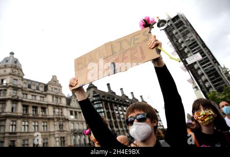 Des personnes portant un masque facial protecteur participent à une affaire de Black Trans Lives à Parliament Square, Londres, le jour où la fierté de Londres devait avoir lieu, à la suite d'une série de manifestations Black Lives Matter dans tout le Royaume-Uni.Date de la photo: Samedi 27 juin 2020. Banque D'Images