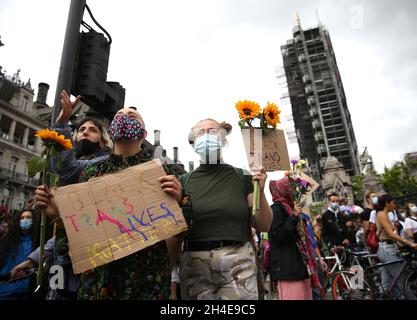 Des personnes portant un masque facial protecteur participent à une affaire de Black Trans Lives à Parliament Square, Londres, le jour où la fierté de Londres devait avoir lieu, à la suite d'une série de manifestations Black Lives Matter dans tout le Royaume-Uni.Date de la photo: Samedi 27 juin 2020. Banque D'Images