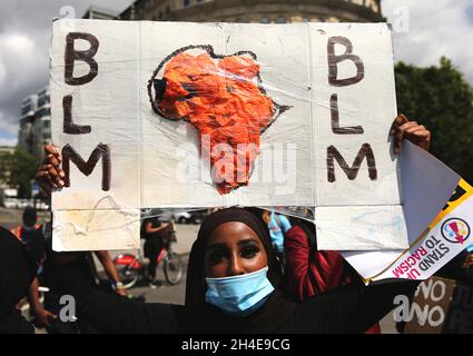 Un manifestant se rend dans le centre de Londres lors d'une marche dans le cadre d'une vie noire, demandant la justice pour la mort de Shukri Abdi, un homme de 12 ans au Royaume-Uni, à la suite d'une série de manifestations dans le cadre de la vie noire.Date de la photo: Samedi 27 juin 2020. Banque D'Images