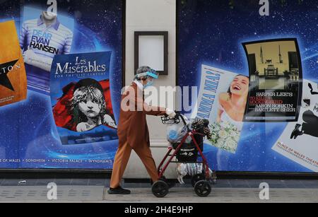 Une femme portant une visière protectrice passe devant le théâtre de Sondheim qui n'a pas montré les Miserables depuis l'entrée en vigueur des restrictions de verrouillage en Angleterre en mars dernier.Date de la photo : vendredi 3 juillet 2020. Banque D'Images