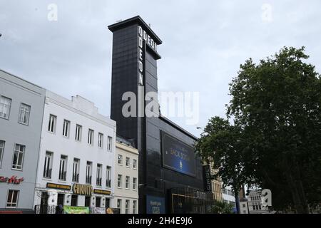 Un cinéma ODEON fermé de Leicester Square affiche un message qui se lit « œWeâ sera de retour », alors que Londres se prépare à rouvrir au public lorsque la levée de nouvelles restrictions de verrouillage en Angleterre entrera en vigueur samedi.Date de la photo : vendredi 3 juillet 2020. Banque D'Images