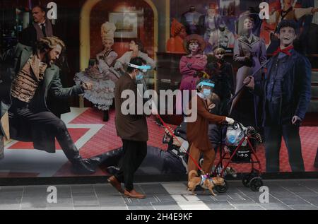 Les personnes portant une visière protectrice au niveau du visage marchent le long du théâtre de Sondheim qui n'a pas montré les Miserables depuis que les restrictions de verrouillage sont entrées en vigueur en Angleterre en mars dernier.Date de la photo : vendredi 3 juillet 2020. Banque D'Images