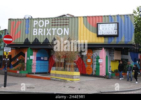 Un panneau à Pop Brixton, dans le sud de Londres, annonçant le marché alimentaire est de retour en juillet 4, ouvrant leurs portes pour la première fois en trois mois après un assouplissement majeur des restrictions de verrouillage du coronavirus.Date de la photo: Samedi 4 juillet 2020. Banque D'Images