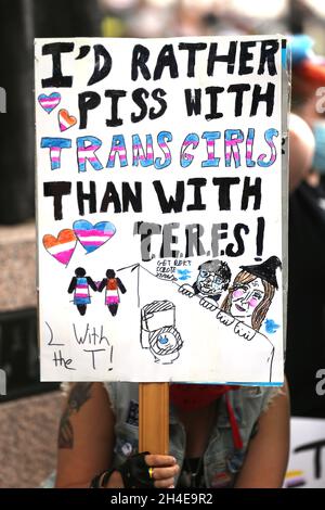 Un écriteau appelant à des droits transgenres lors d'une Black Trans Lives Matter proteste sur la place du Parlement, à Londres, suite à une série de Black Lives Matter manifestations à travers le Royaume-Uni.Date de la photo: Samedi 4 juillet 2020. Banque D'Images