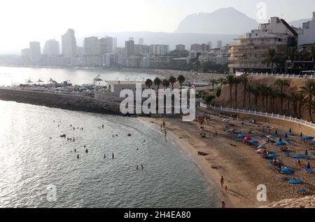 Une vue générale sur la plage de Cala del mal pas et Poniente à Benidorm, une station balnéaire sur la côte est de l'Espagne,Où l'industrie du tourisme a été durement touchée par la dernière exigence de quarantaine de 14 jours par le gouvernement britannique pour tous les touristes qui voyagent d'Espagne en raison de ses niveaux élevés de cas COVID-19.Date de la photo : vendredi 31 juillet 2020. Banque D'Images